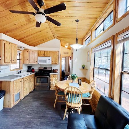 Sally'S Cabin Is A Quaint Two Bedroom Tiny Home Woodland Park Buitenkant foto