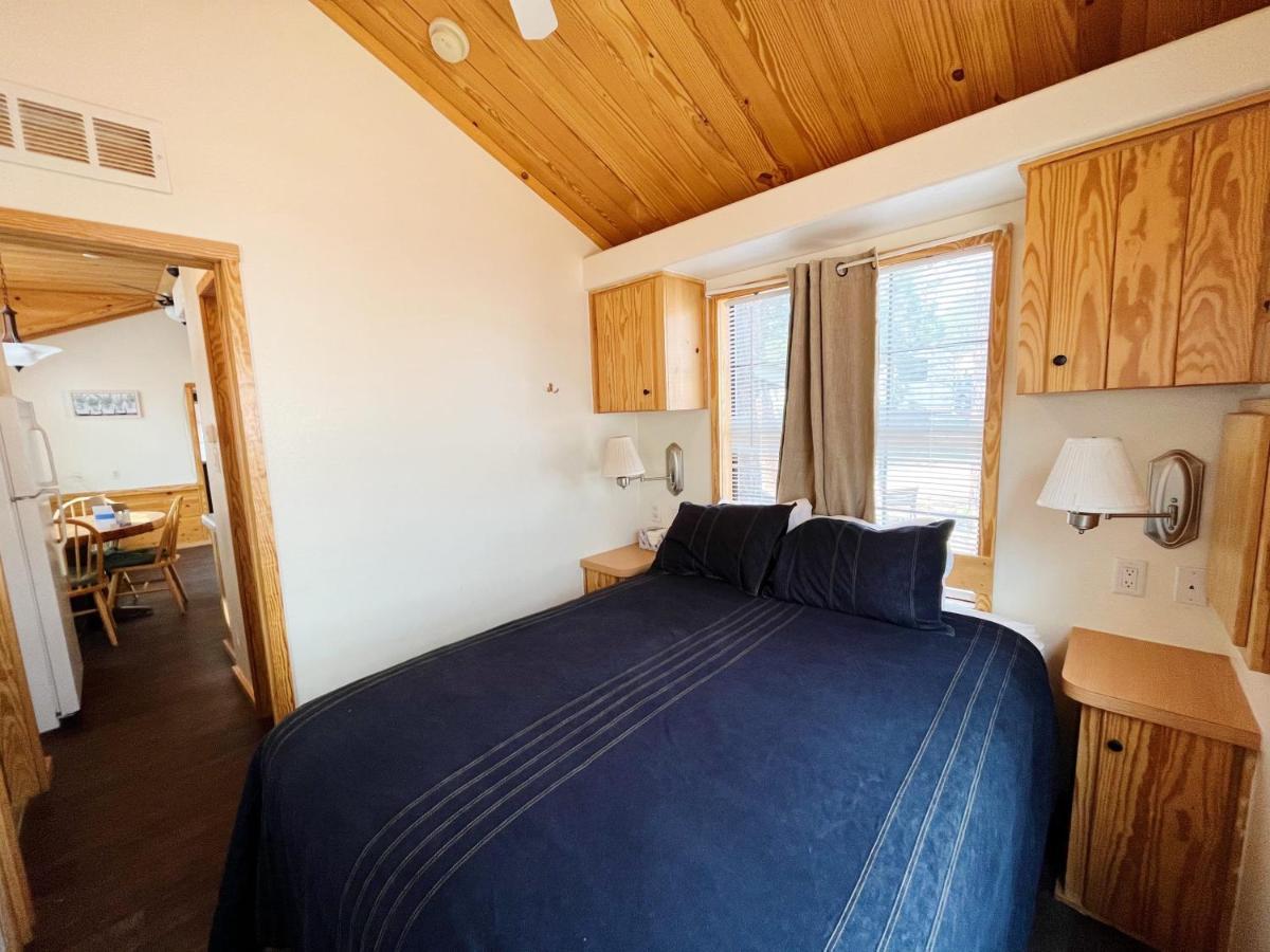 Sally'S Cabin Is A Quaint Two Bedroom Tiny Home Woodland Park Buitenkant foto