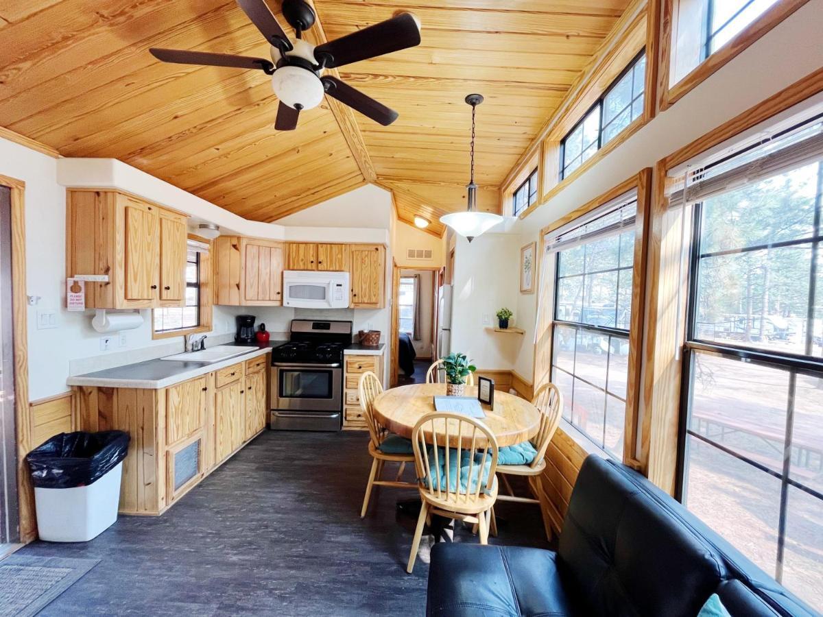Sally'S Cabin Is A Quaint Two Bedroom Tiny Home Woodland Park Buitenkant foto