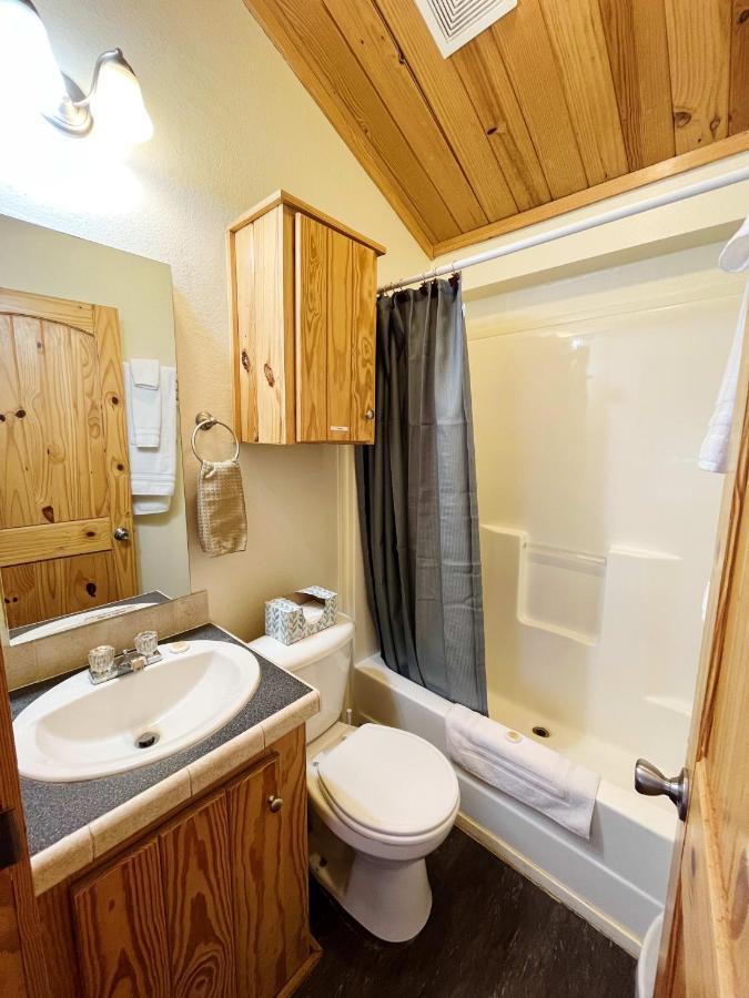 Sally'S Cabin Is A Quaint Two Bedroom Tiny Home Woodland Park Buitenkant foto